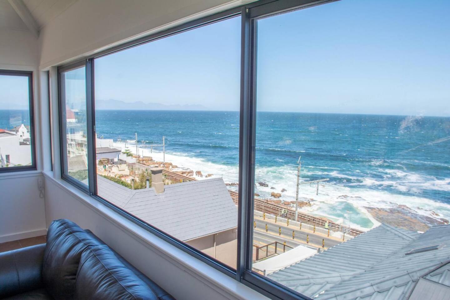 Modern Beach Apartment By Open Home Kalk Bay Exteriör bild